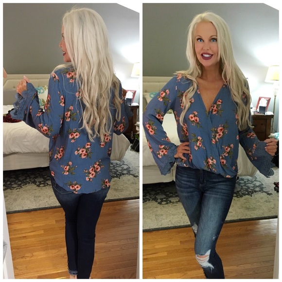 Promesa Tops - 💕Stunning Statement Bell Sleeve Blue Surplice Top